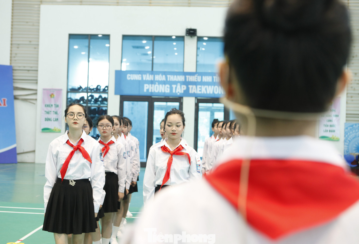 Các đội bước vào phần thi, trong đó, nghi thức Đội đóng vai trò đặc biệt quan trọng, góp phần nâng cao ý thức kỷ luật, tư thế, tác phong và tinh thần tập thể cho đội viên, tạo ra vẻ đẹp, tính nghiêm chỉnh và thống nhất của tổ chức Đội. Ảnh: Nguyễn Thắng