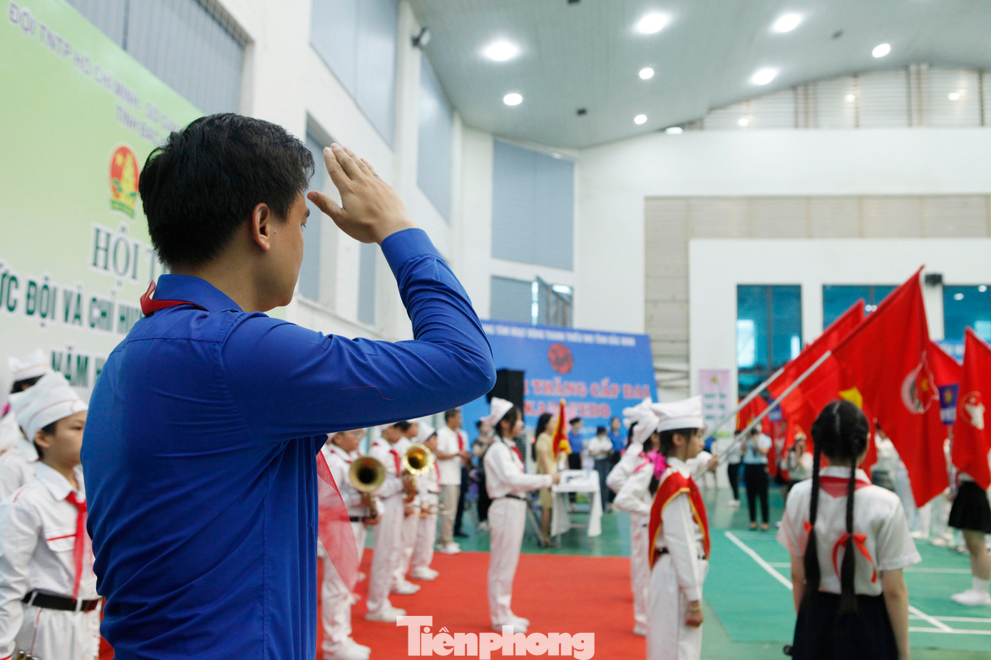 Các đại biểu chào cơ tại hội thi. Ảnh Nguyễn Thắng