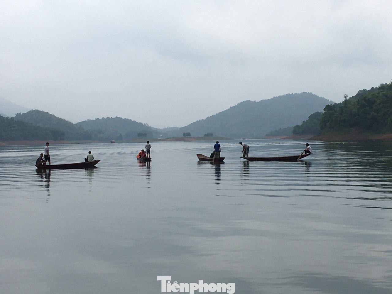 Cơ quan chức năng đang tìm kiếm anh S tại hồ Cấm Sơn