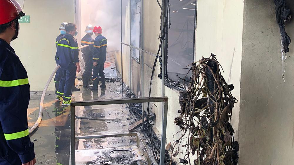 Lực lượng chức năng tỉnh Bắc Giang dập tắt đám cháy Lực lượng chức năng tỉnh Bắc Giang dập tắt đám cháy