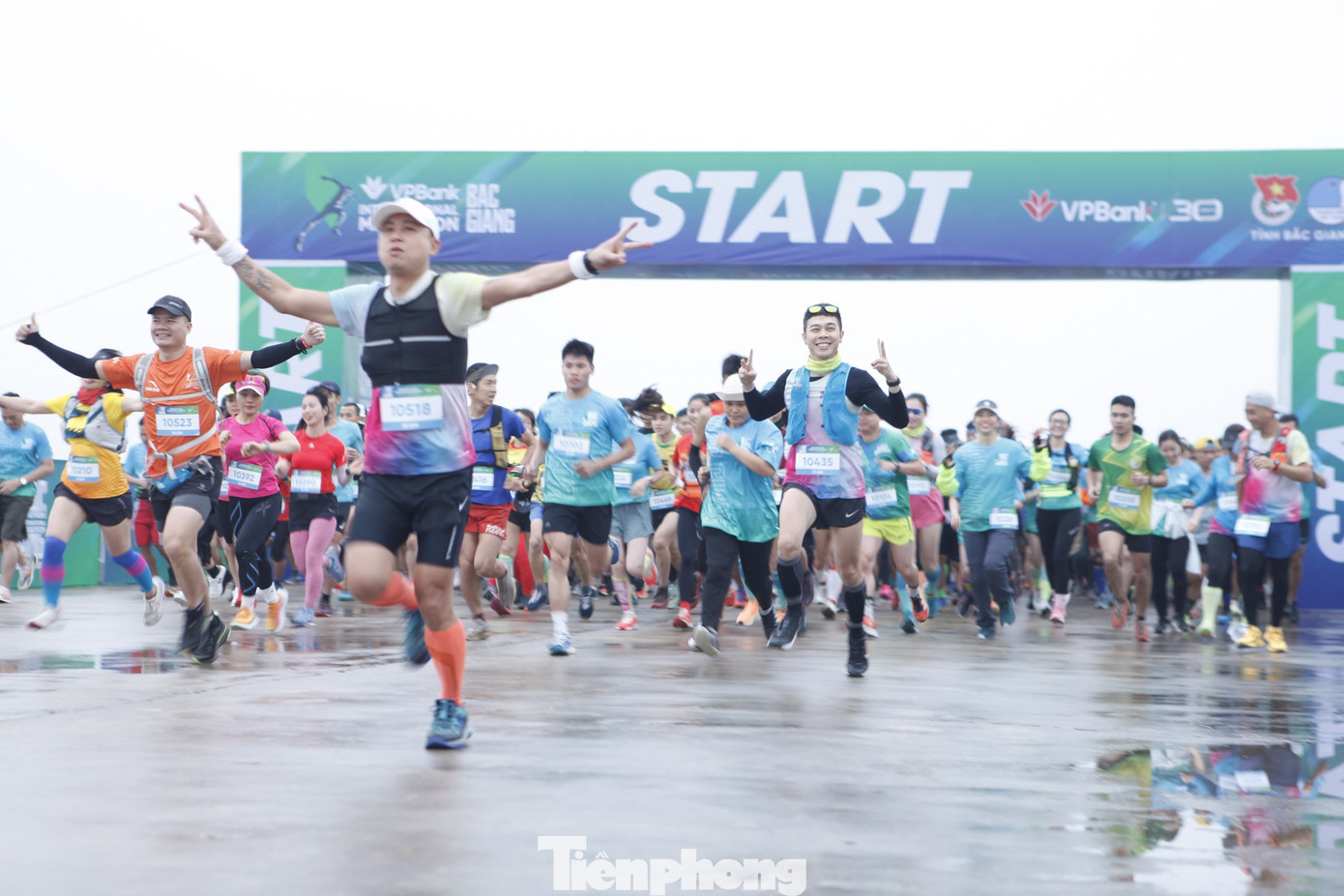 Các vận động viên bắt đầu chạy. Các vận động viên bắt đầu chạy.