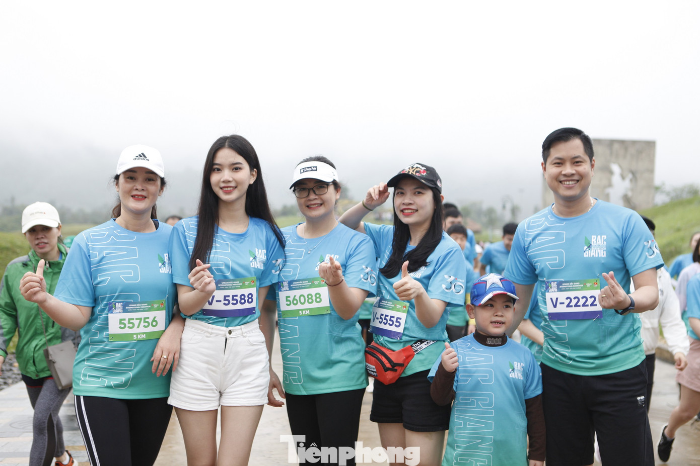 Nhiều vận động viên hào hứng chụp ảnh kỉ niệm cùng người đẹp Hoàng Hương Giang - Top 5 Hoa hậu Việt Nam năm 2022. Nhiều vận động viên hào hứng chụp ảnh kỉ niệm cùng người đẹp Hoàng Hương Giang - Top 5 Hoa hậu Việt Nam năm 2022.