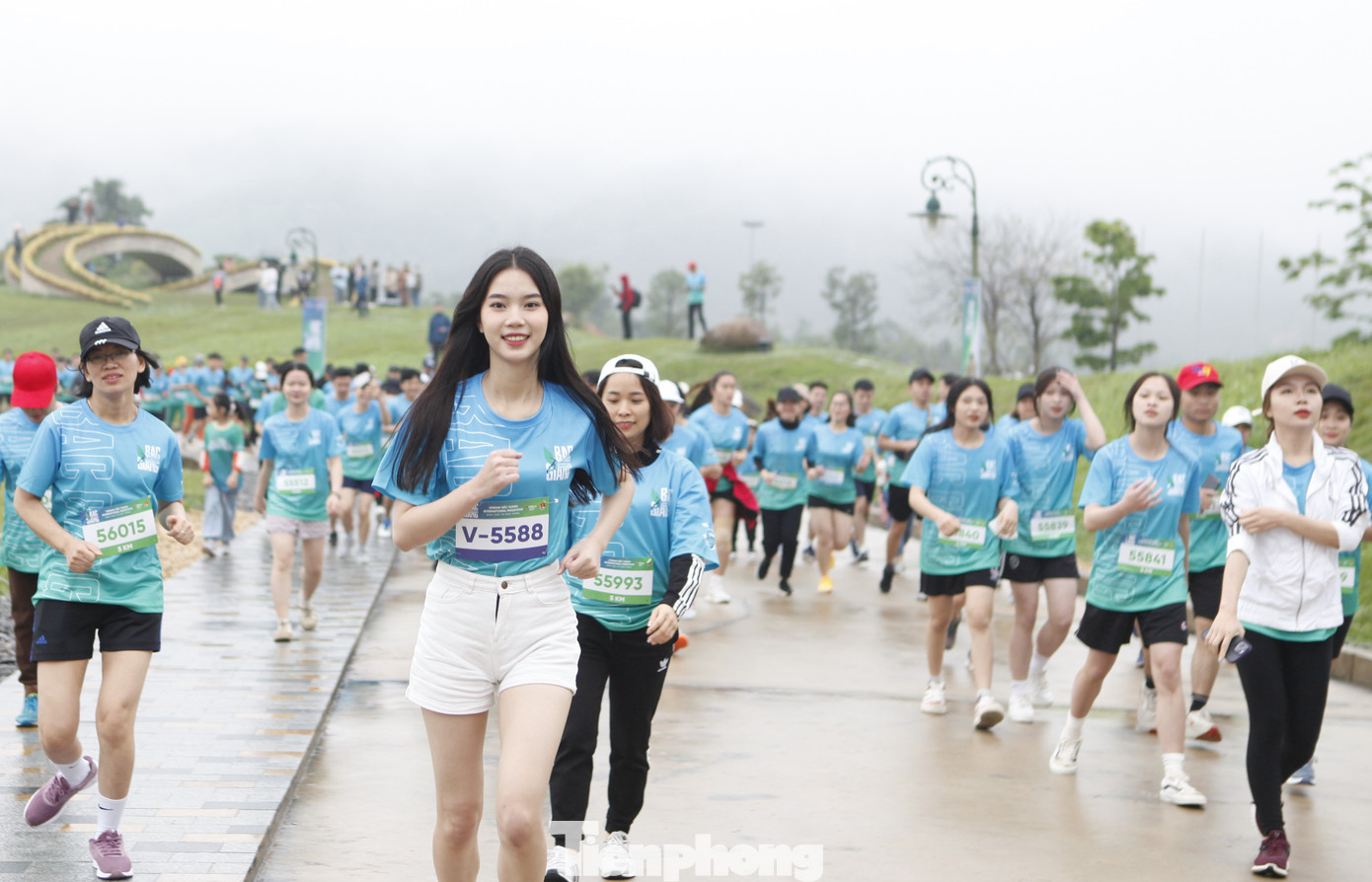 Người đẹp Hoàng Hương Giang gây sự chú ý của nhiều người tại giải chạy. Người đẹp Hoàng Hương Giang gây sự chú ý của nhiều người tại giải chạy.