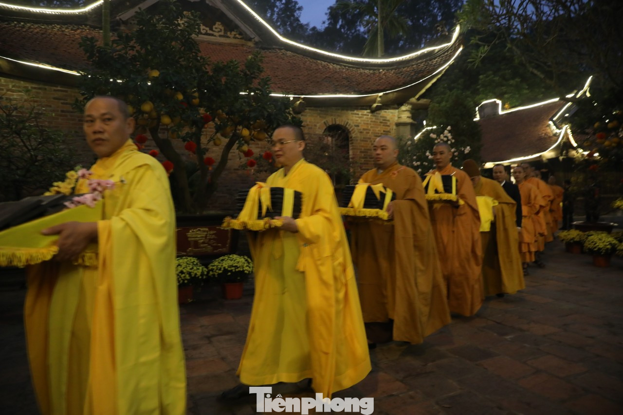 Qua in dập và xem xét, mộc bản Cư trần lạc đạo phú gồm 6 mặt khắc chữ Nôm để diễn ca nói về Thiền phái Trúc Lâm mà tác giả chính là vị Thiền sư (Điều ngự Giác hoàng Trần Nhân Tông, thời Trần thế kỷ XIII-XIV). Qua xem xét, tìm hiểu một số nét cơ bản của tác phẩm Cư trần lạc đạo phú lưu tại kho mộc bản chùa Vĩnh Nghiêm có thể nói, tác phẩm này có một vị trí đặc biệt trong lịch sử phát triển văn tự và văn học Nôm của Việt Nam.