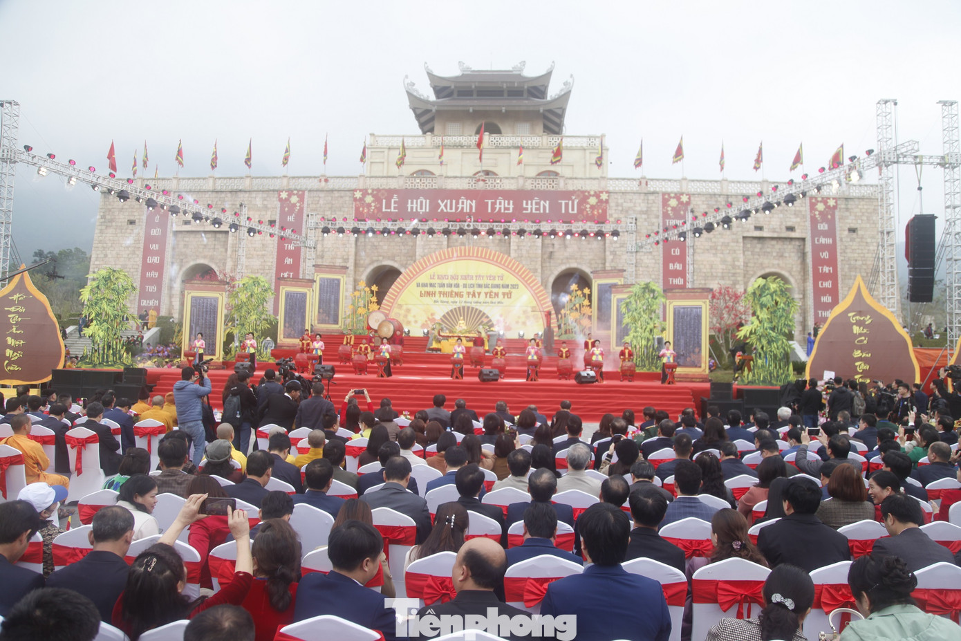 Bài phú Cư trần lạc đạo (tức: Ở đời vui với đạo) dài 160 vế. Tác phẩm Cư trần lạc đạo phú được viết theo lối phú luật hay phú cận thể của thời thịnh Đường, gồm 10 hội dài bằng chữ Nôm và một bài kệ bằng chữ Hán kết thúc bài. Mười hội dài phu diễn những quan điểm của người tu giữa chốn trần ai, cùng các điểm khai ngộ lý thiền. Thi kệ yết hậu chính là phần kết luận của bài phú, tóm lược lại tất cả tinh yếu của toàn bài.