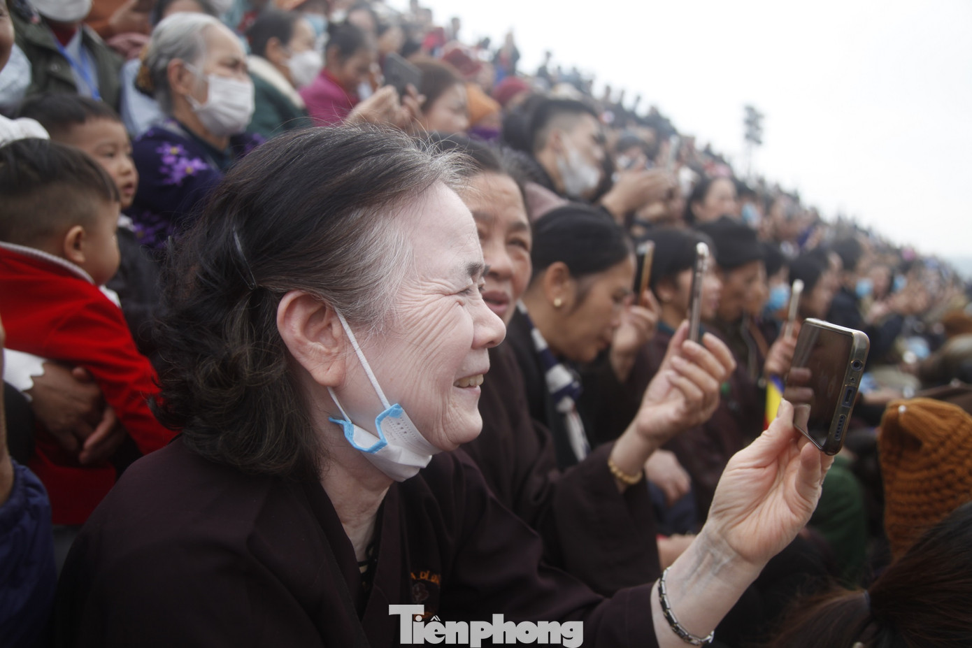 Tư tưởng bài phú Cư trần lạc đạo được đúc kết trong một bài kệ theo thể thất ngôn tứ tuyệt bằng chữ Hán. “Ở đời vui với đạo hãy tùy duyên/ Đói cứ ăn no, mệt ngủ liền. Trong nhà có báu thôi tìm kiếm/ Đối cảnh mà vô tâm thì chớ có hỏi Thiền”.