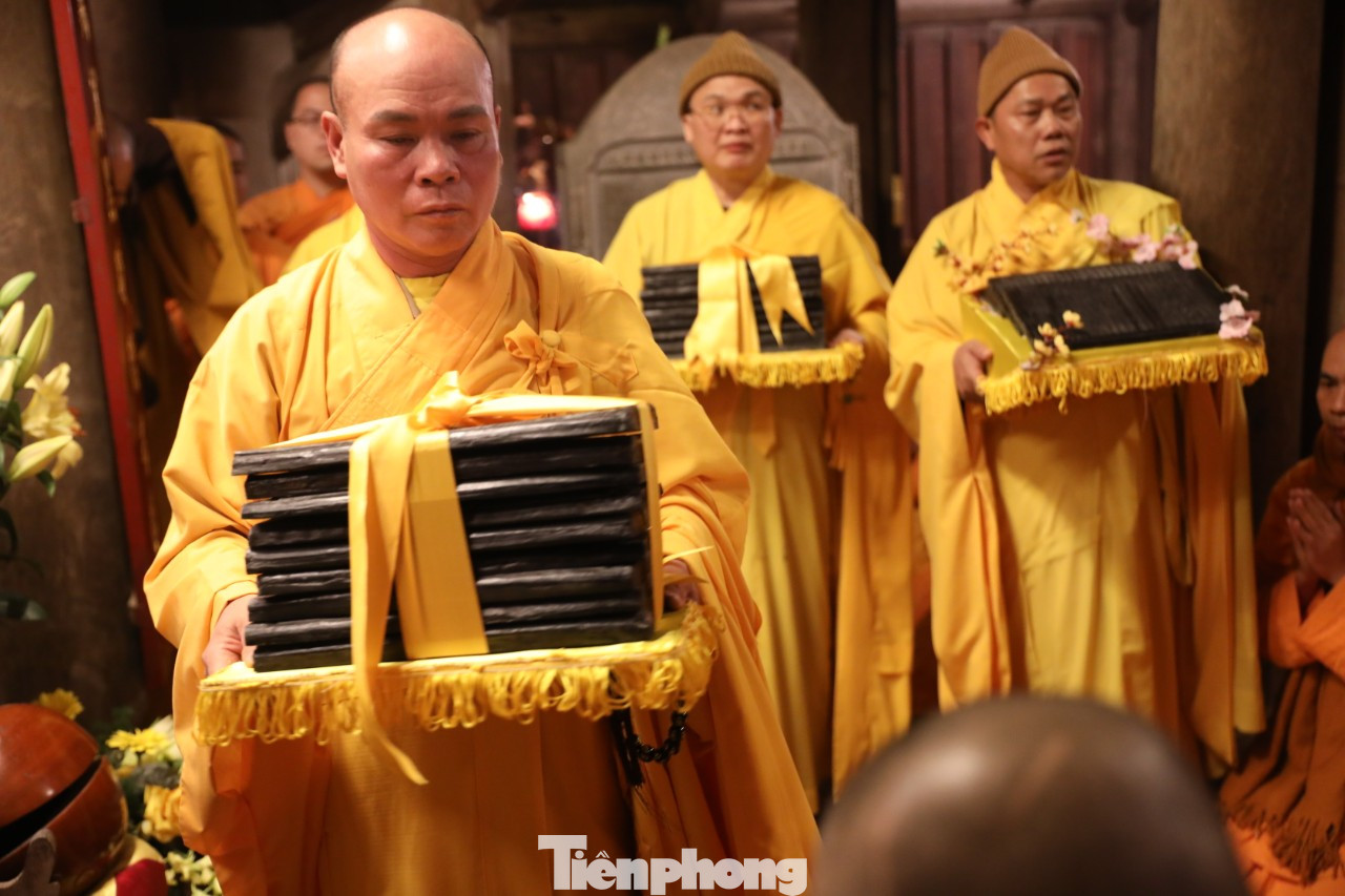 Cư trần lạc đạo phú được lưu giữ cẩn thận tại chùa Vĩnh Nghiêm. Vật liệu để làm nên những mộc bản này là gỗ thị. Kích thước mỗi mộc bản khoảng 35 cmx22 cm, kiểu chữ trên mộc bản là chữ Nôm, viết chân phương, có chỗ xen cả những đoạn văn bằng chữ Hán khắc ngược, khi in ra giấy dó trở thành chữ xuôi. Mỗi mặt là một trang sách có đầy đủ tiêu đề, số trang.