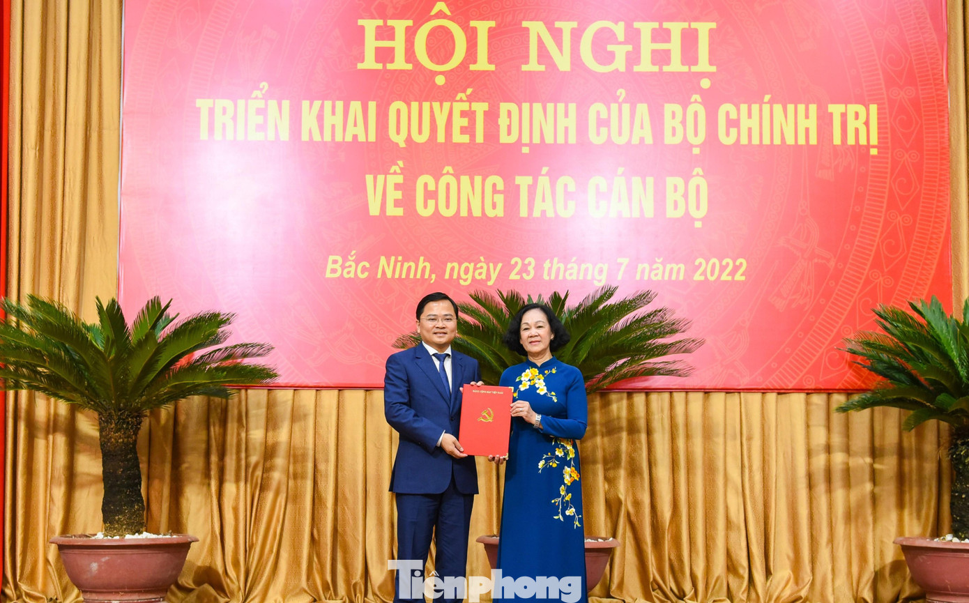 Trưởng Ban Tổ chức Trung ương Trương Thị Mai trao quyết định của Bộ Chính trị điều động ông Nguyễn Anh Tuấn làm Bí thư Tỉnh ủy Bắc Ninh