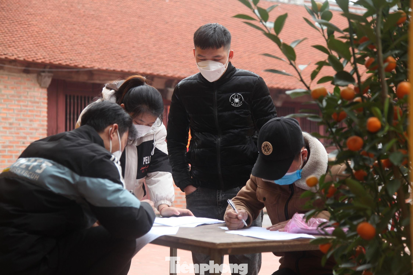 Công nhân đến nhà văn hóa Tổ dân phố My Điền 1 khai báo Y tế Công nhân đến nhà văn hóa Tổ dân phố My Điền 1 khai báo Y tế