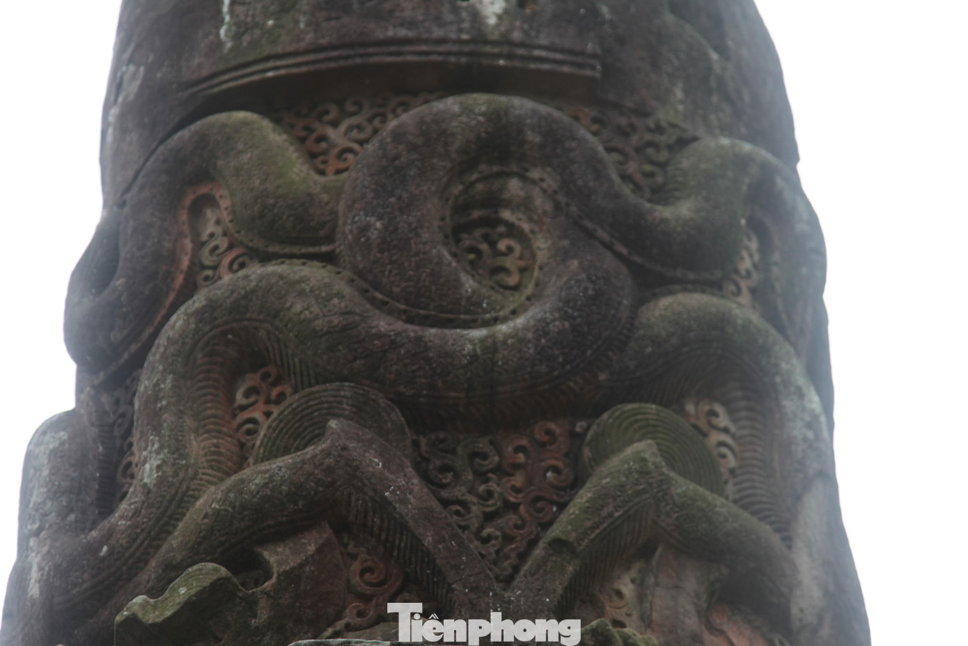 Cột đá chạm rồng có chiều cao (cả cột và bệ hai cấp) là 505 cm. Chiều cao cột đá: 425 cm. Cấu trúc điêu khắc chia cột làm hai phần: Chiều cao phần hộp vuông: 200 cm, chiều cao phần trụ tròn: 225cm.