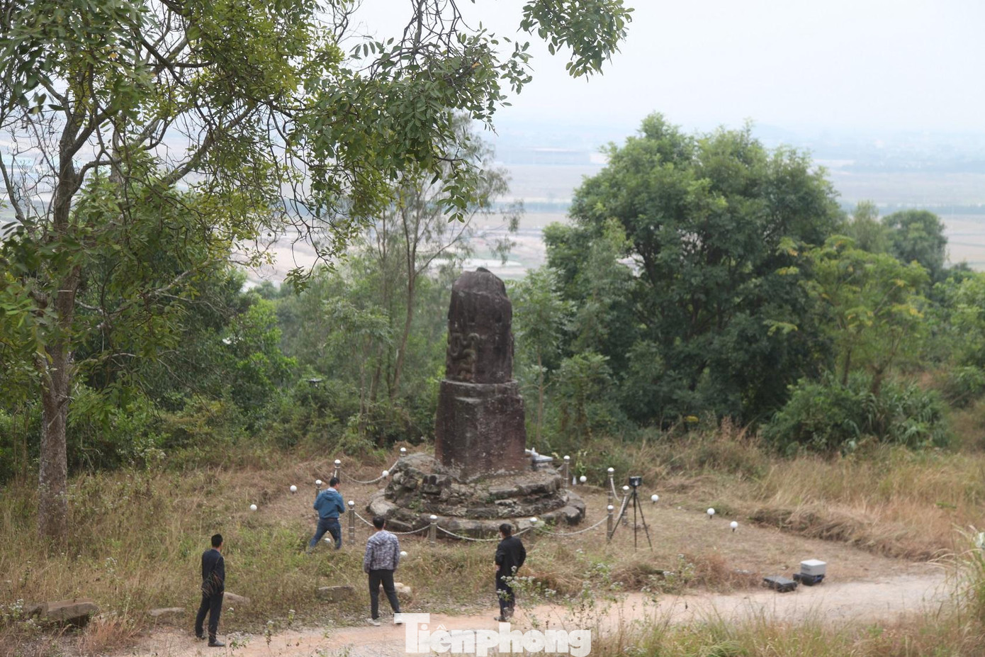 Cột đá chạm rồng ở chùa Dạm nằm trên khu đất rộng. Một mặt tựa núi Đại Lãm, một mặt hướng về phía dưới chân núi rộng lớn