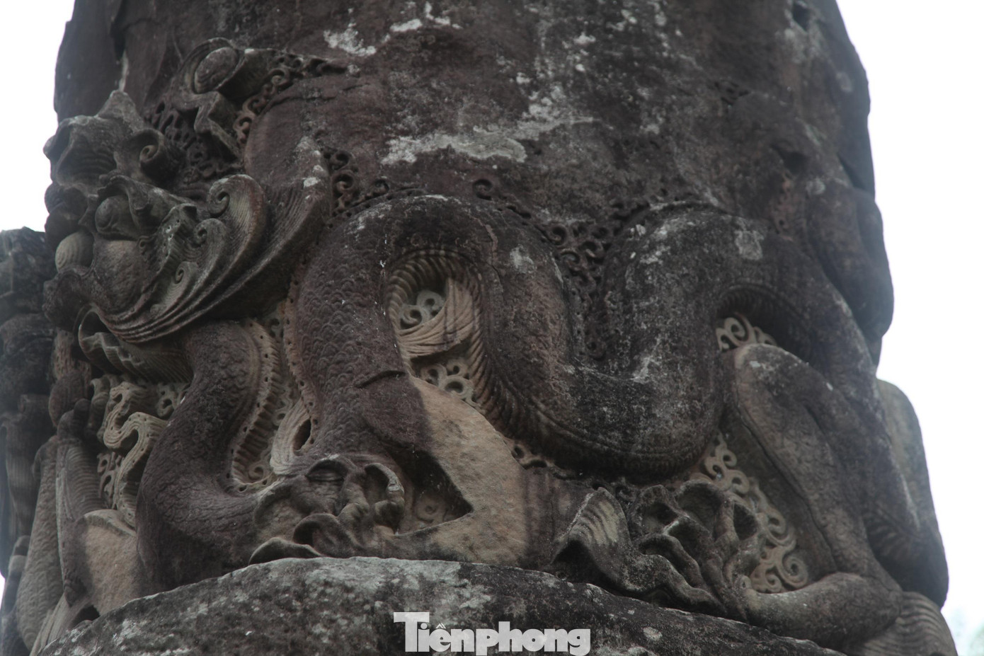 Ngoài đôi rồng, cột còn có những chi tiết hoa văn cúc dây