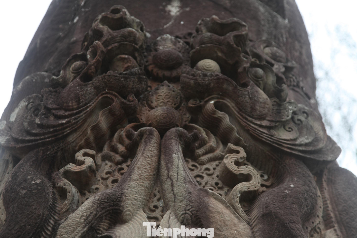 Đôi rồng quấn đuôi vào nhau bám quanh cột. Chân trước hai con chụm vào cùng nâng đỡ một viên ngọc.