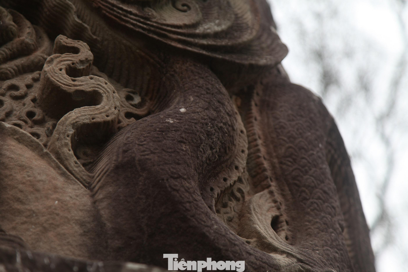 Hình rồng chạm trên cột đá là tạo hình rồng thời Lý với mào cao, bờm thành búi như cờ đuôi nheo, thân tròn, chân chim năm móng.