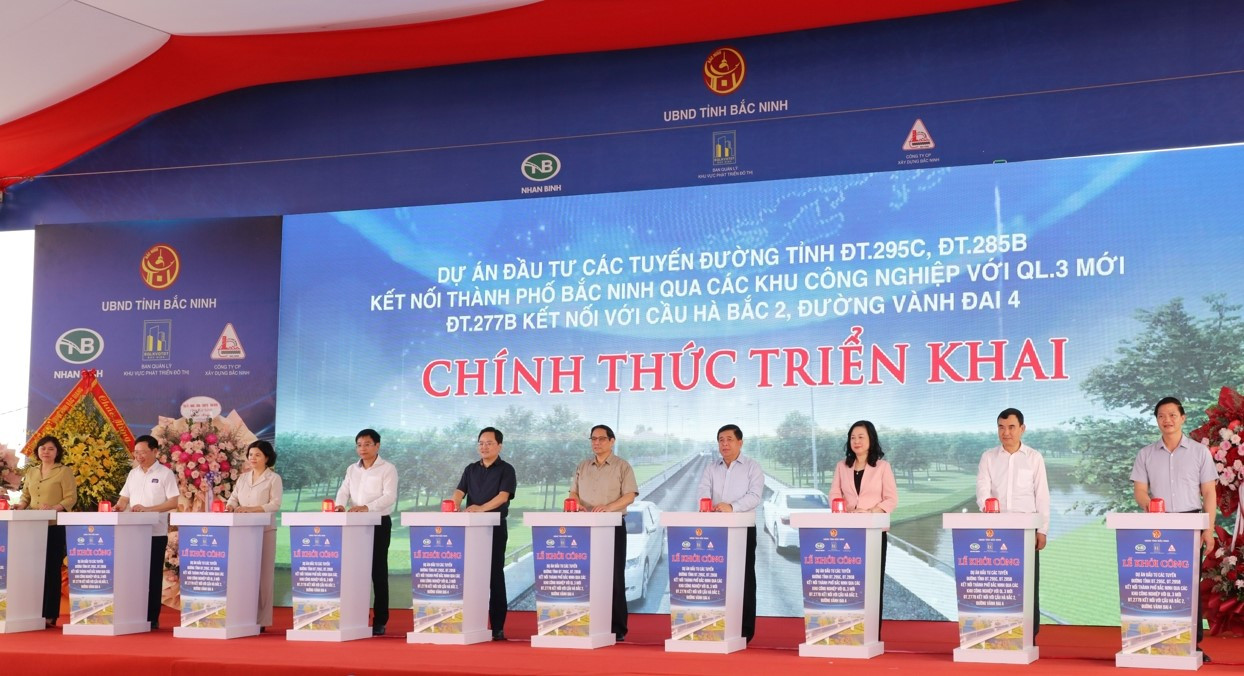 Thủ tướng Phạm Minh Chính và lãnh đạo bộ, ngành, tỉnh Bắc Ninh ấn nút khởi công dự án.