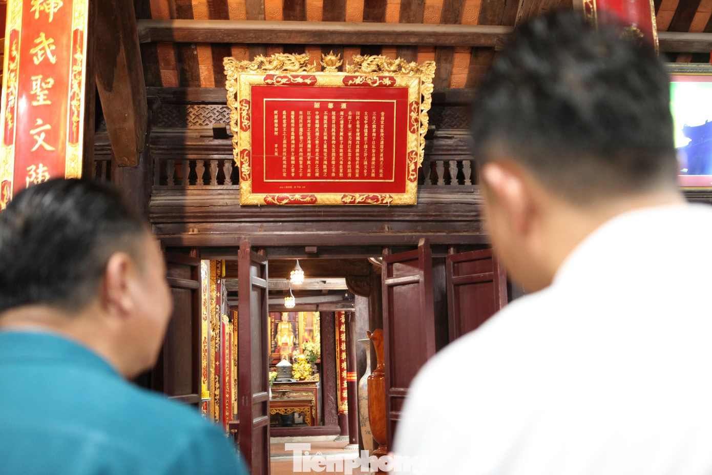 Đoàn đại biểu Trung ương Đoàn Thanh niên Nhân dân Cách mạng Lào nghe giới thiệu về "Chiếu dời đô" tại đền Đô