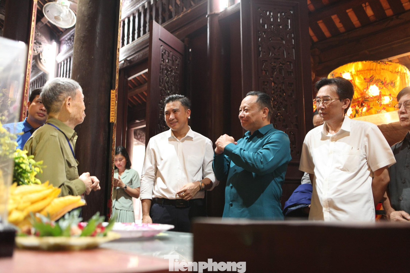 Anh hùng Lao động Nguyễn Đức Thìn giới thiệu với đoàn đại biểu Trung ương Đoàn Thanh niên Nhân dân Cách mạng Lào về các vị vua nhà Lý thờ tại đền Đô.