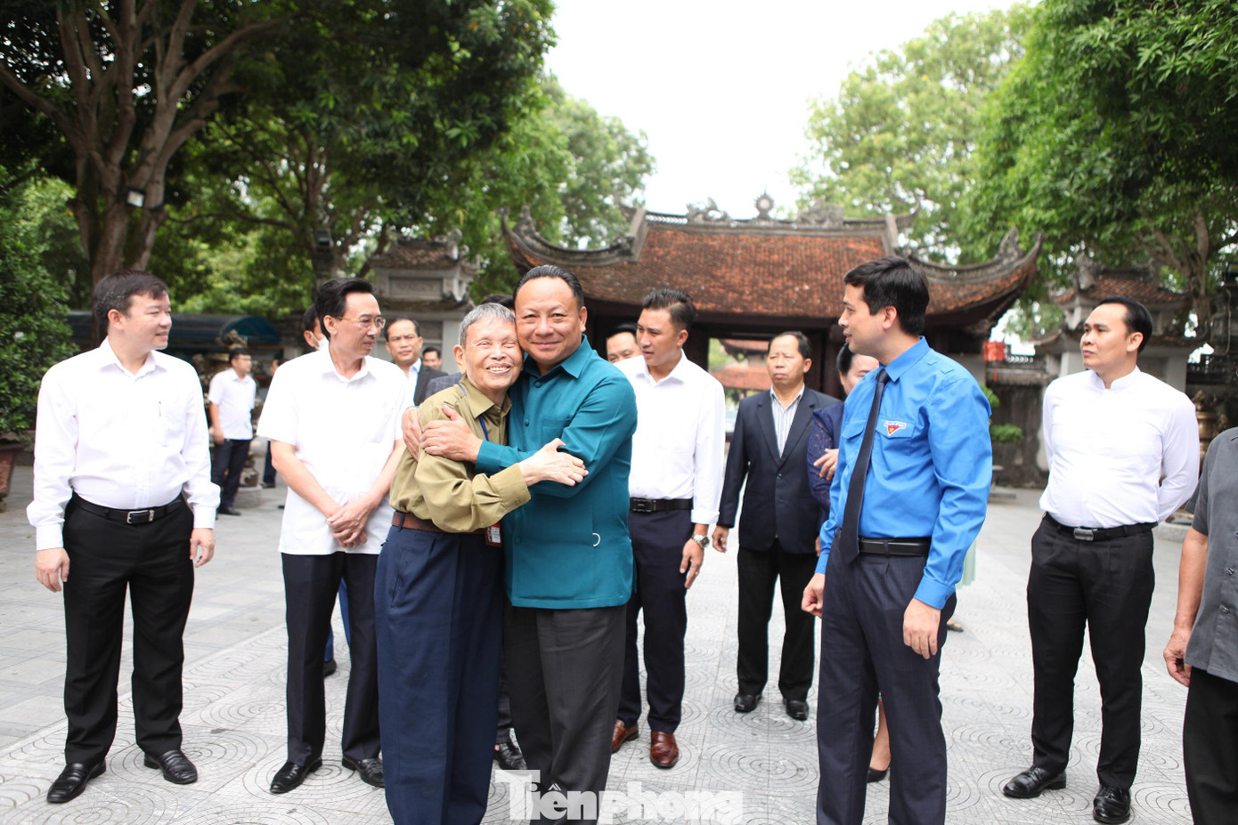 Đoàn đại biểu Trung ương Đoàn Thanh niên Nhân dân Cách mạng Lào thăm tỉnh Bắc Ninh do đồng chí Monxay Laomuasong, Ủy viên dự khuyết Ban Chấp hành Trung ương Đảng Nhân dân Cách mạng Lào, Bí thư Trung ương Đoàn Thanh niên Nhân dân Cách mạng Lào dẫn đầu. Đầu giờ sáng, đoàn đại biểu Trung ương Đoàn Thanh niên Nhân dân Cách mạng Lào tham quan đền Đô (thành phố Từ Sơn).