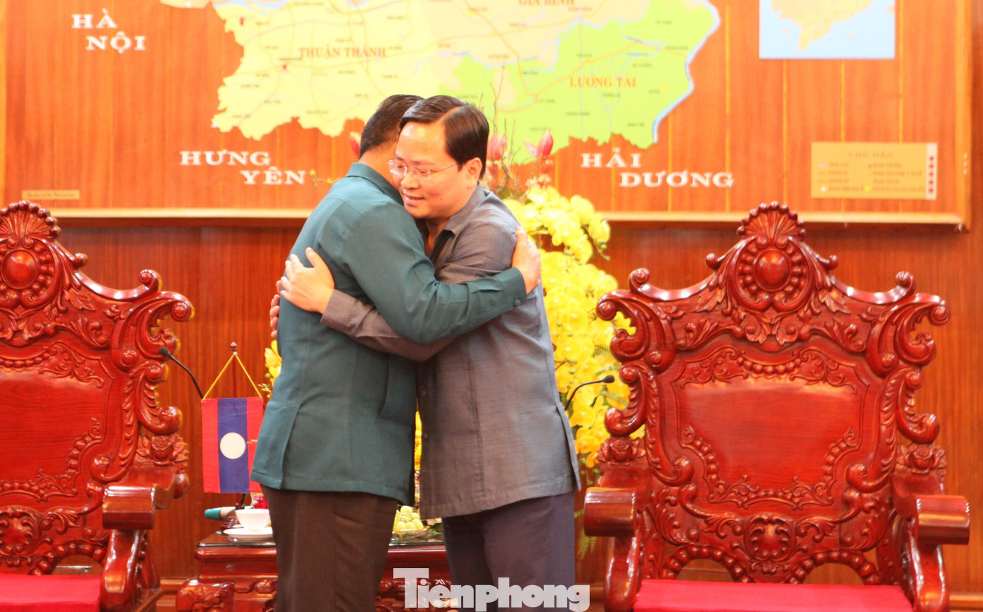 “Tôi nhận thấy tình cảm của Đảng bộ, chính quyền và người dân tỉnh Bắc Ninh với nước Lào xinh đẹp luôn được vun đắp. Chúng tôi không ngừng xây dựng mối quan hệ mãi mãi xanh tươi, đời đời bền vững với nước Lào. Tôi chỉ đạo Đoàn Thanh niên tỉnh Bắc Ninh có cơ chế phối hợp với Đoàn Thanh niên của nước Lào”, ông Nguyễn Anh Tuấn cho biết.