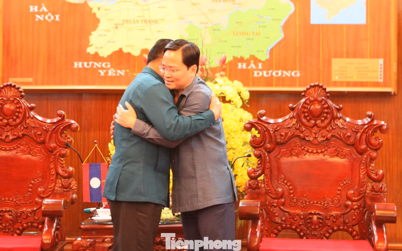 “Tôi nhận thấy tình cảm của Đảng bộ, chính quyền và người dân tỉnh Bắc Ninh với nước Lào xinh đẹp luôn được vun đắp. Chúng tôi không ngừng xây dựng mối quan hệ mãi mãi xanh tươi, đời đời bền vững với nước Lào. Tôi chỉ đạo Đoàn Thanh niên tỉnh Bắc Ninh có cơ chế phối hợp với Đoàn Thanh niên của nước Lào”, ông Nguyễn Anh Tuấn cho biết.