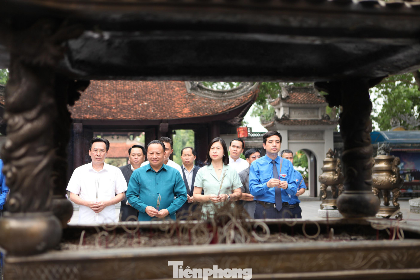 Đoàn đại biểu Trung ương Đoàn Thanh niên Nhân dân Cách mạng Lào và lãnh đạo Tỉnh Đoàn Bắc Ninh thắp hương tại đền Đô.