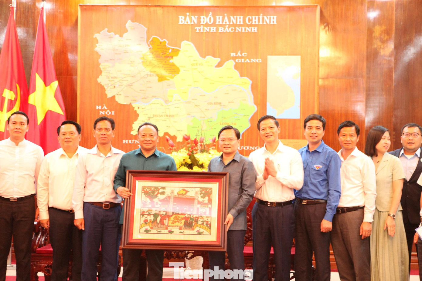 Bí thư Tỉnh ủy Bắc Ninh tặng quà lưu niệm đoàn đại biểu Trung ương Đoàn Thanh niên Nhân dân Cách mạng Lào.