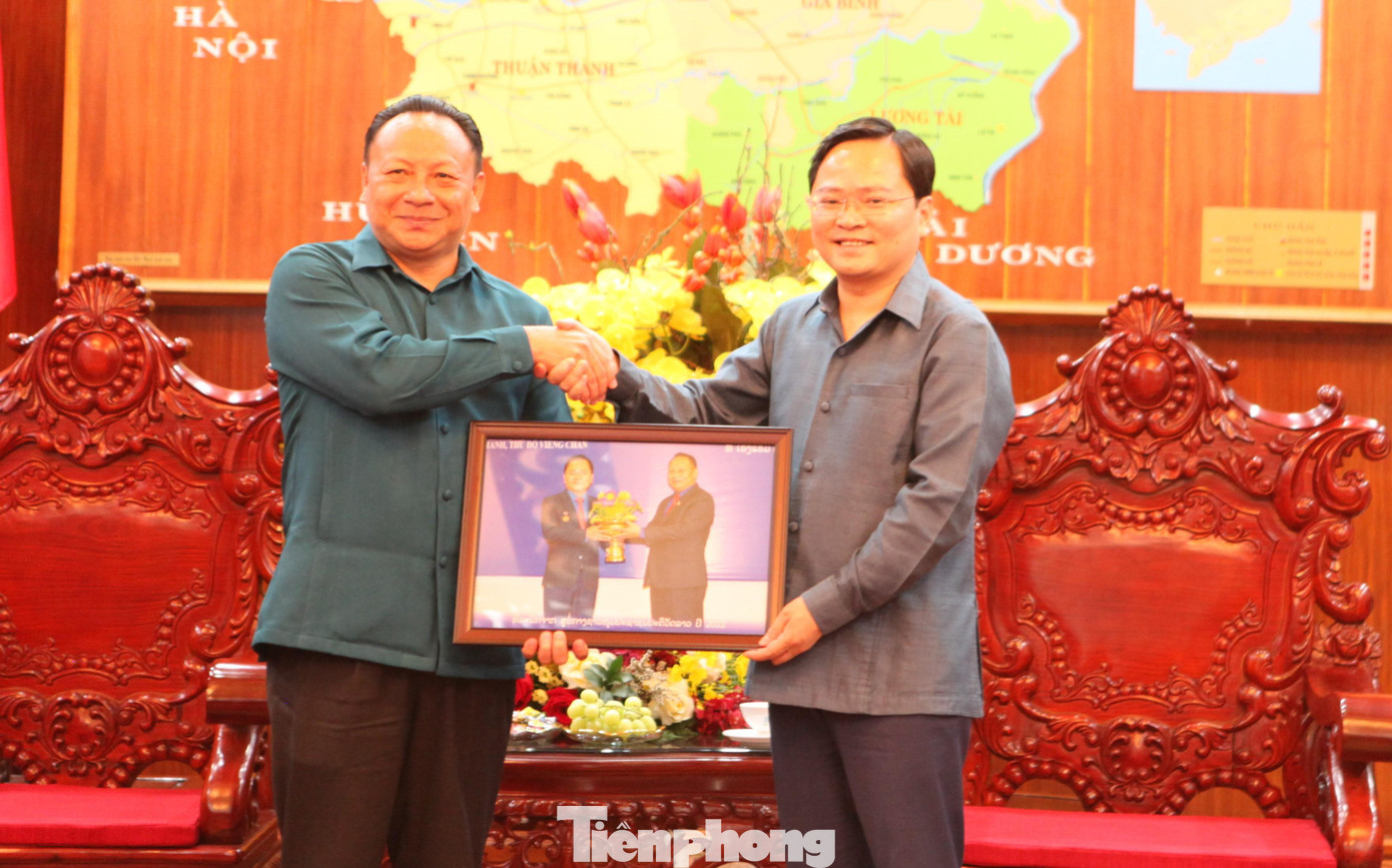 Đồng chí Monxay Laomuasong, Bí thư Trung ương Đoàn Thanh niên Nhân dân Cách mạng Lào cảm ơn đồng chí Bí thư Tỉnh ủy Bắc Ninh chia sẻ thông tin về sự phát triển kinh tế, xã hội, văn hóa, giáo dục của tỉnh Bắc Ninh. Đây là những bài học kinh nghiệm quý báu để đoàn nghiên cứu, sử dụng phù hợp với tình hình của nước Lào. Đồng chí Monxay Laomuasong cảm ơn tỉnh Bắc Ninh quan tâm xây dựng trường học ở Lào và tin tưởng mối quan hệ hai nước mãi mãi xanh tươi, đời đời bền vững.