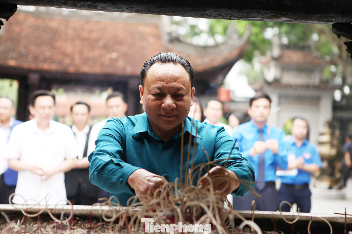 Đồng chí Monxay Laomuasong, Ủy viên dự khuyết Ban Chấp hành Trung ương Đảng Nhân dân Cách mạng Lào, Bí thư Trung ương Đoàn Thanh niên Nhân dân Cách mạng Lào thắp hương ở đền Đô.