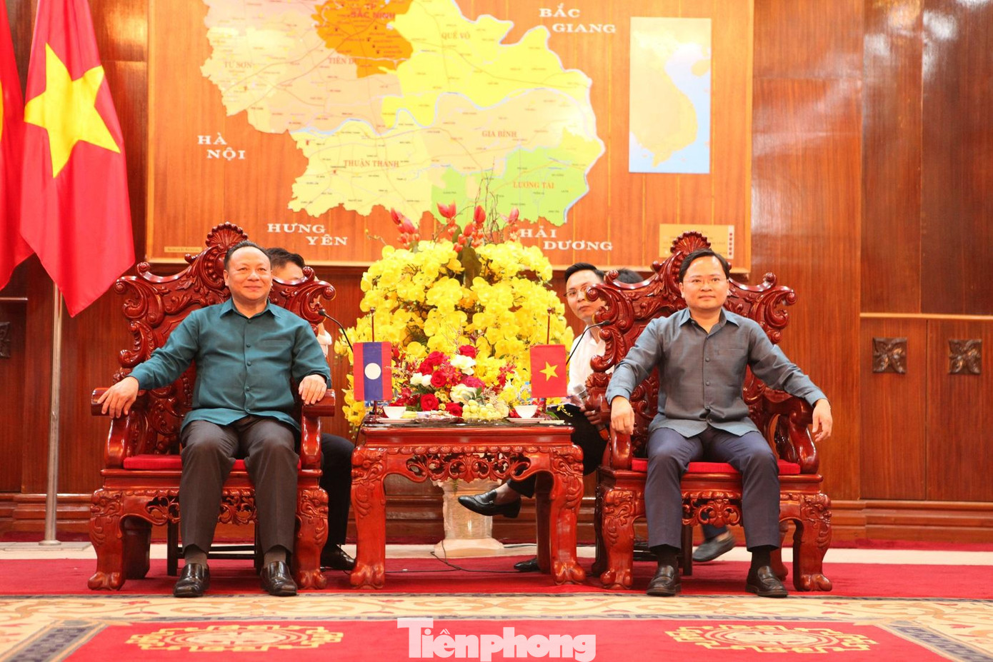 Bí thư Tỉnh ủy Bắc Ninh Nguyễn Anh Tuấn giới thiệu với đoàn đại biểu Trung ương Đoàn Thanh niên Nhân dân Cách mạng Lào về vị trí địa lý, dân số, lịch sử, văn hóa, truyền thống khoa bảng ở tỉnh Bắc Ninh. Sau 25 năm tái lập tỉnh, Bắc Ninh có nhiều thành tựu to lớn. Bắc Ninh là trung tâm công nghiệp của Việt Nam, nhất là công nghiệp công nghệ cao. Quy mô kinh tế của tỉnh Bắc Ninh đứng thứ 8, thu nhập đầu người đứng thứ 4 toàn quốc. Hiện Bắc Ninh có 16 khu công nghiệp, 37 cụm công nghiệp và khoảng 21000 doanh nghiệp đang hoạt động. Tập đoàn đa quốc gia hàng đầu thế giới và Việt Nam đầu tư ở Bắc Ninh. Tất cả các trường ở các cấp học ở tỉnh Bắc Ninh đạt hoặc vượt chuẩn quốc gia. Tất cả trẻ em ở tỉnh Bắc Ninh đều được đến trường. Các di tích văn hóa, lịch sử ở tỉnh Bắc Ninh được bảo tồn, phát huy. Bắc Ninh đang hỗ trợ xây dựng công trình giáo dục với giá trị khoảng 100 tỷ đồng ở Lào.