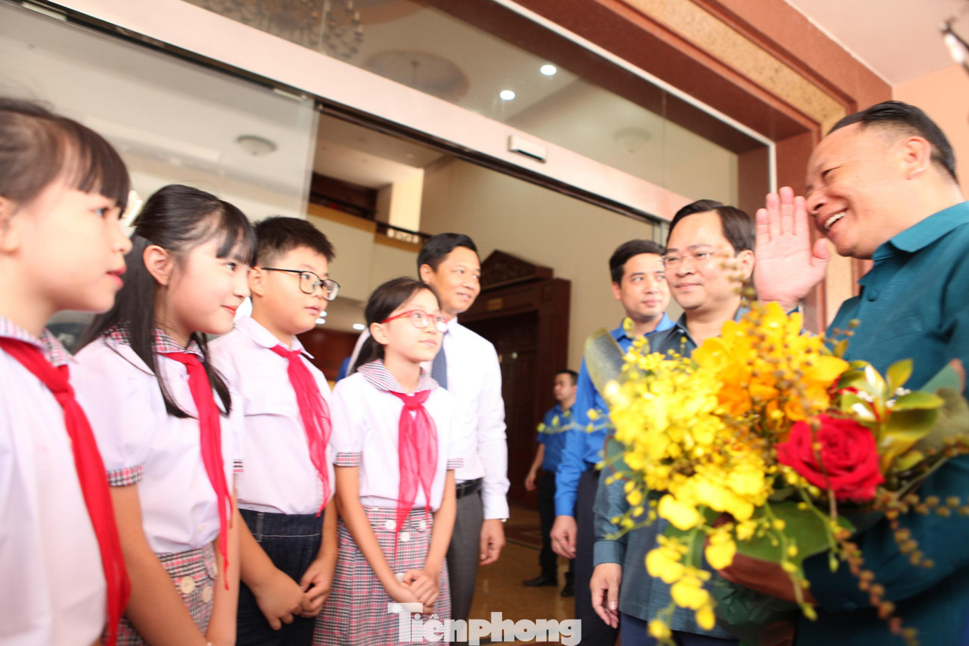 Sau khi thăm đền Đô, đoàn đại biểu Trung ương Đoàn Thanh niên Nhân dân Cách mạng Lào chào xã giao Bí thư Tỉnh ủy Bắc Ninh. Bí thư Tỉnh ủy Bắc Ninh Nguyễn Anh Tuấn hoan nghênh, chào đón đoàn đại biểu Trung ương Đoàn Thanh niên Nhân dân Cách mạng Lào thăm tỉnh Bắc Ninh.