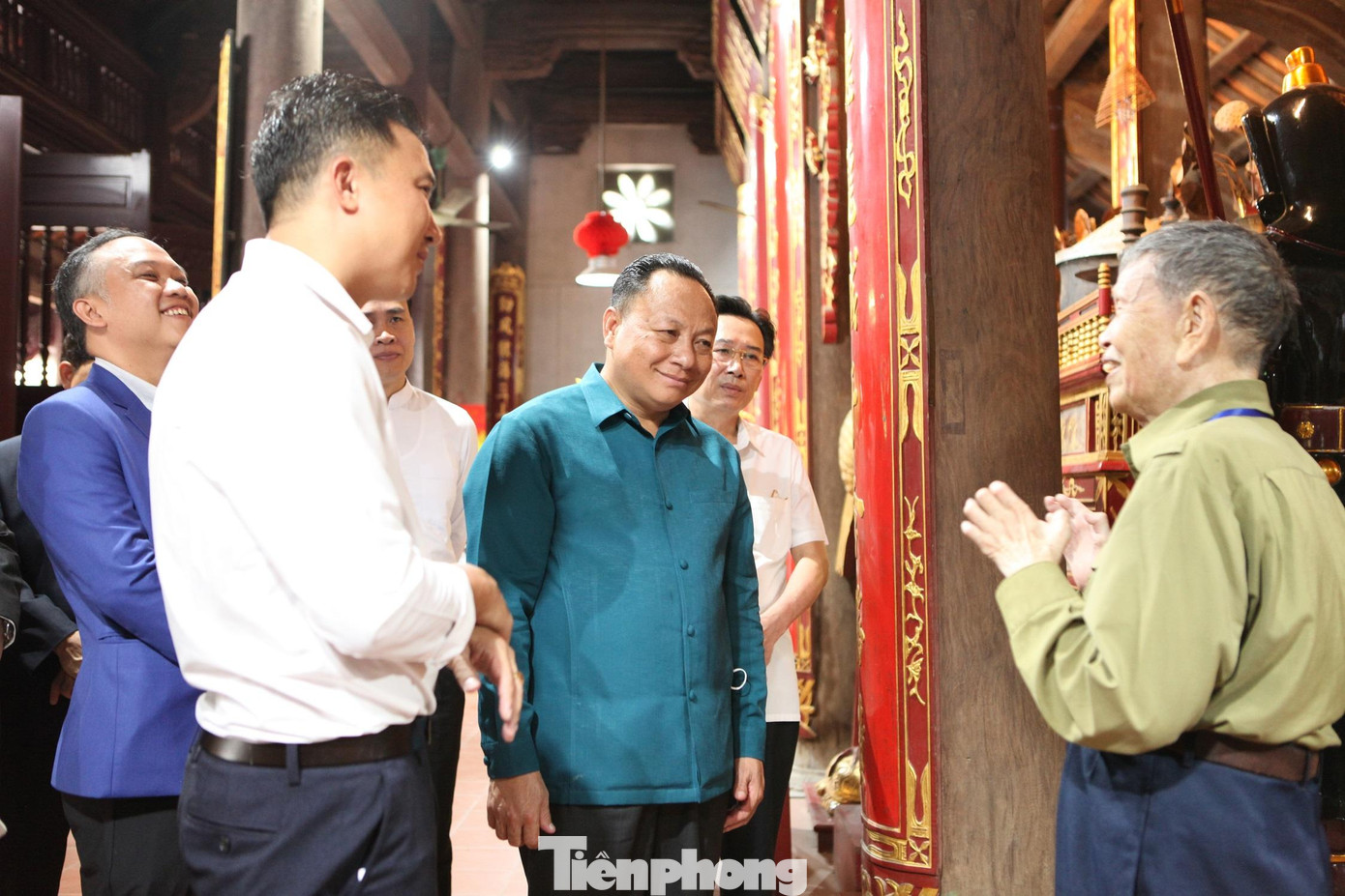 Anh hùng Lao động Nguyễn Đức Thìn (bên phải) giới thiệu với đoàn đại biểu Trung ương Đoàn Thanh niên Nhân dân Cách mạng Lào về lịch sử đền Đô.