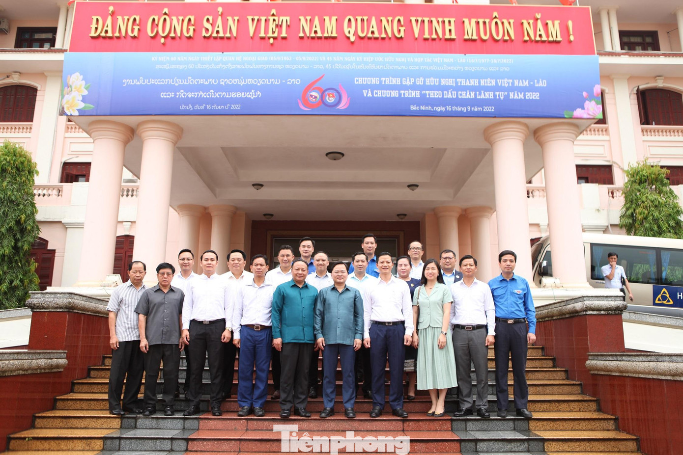 Lãnh đạo tỉnh Bắc Ninh chụp ảnh lưu niệm với đoàn đại biểu Trung ương Đoàn Thanh niên Nhân dân Cách mạng Lào