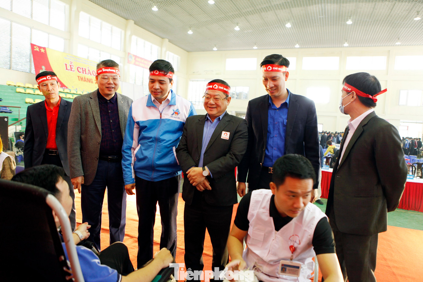 Nhà báo Lê Xuân Sơn - Tổng Biên tập báo Tiền Phong và lãnh đạo Tỉnh Đoàn Bắc Ninh động viên đoàn viên, sinh viên tham gia hiến máu.