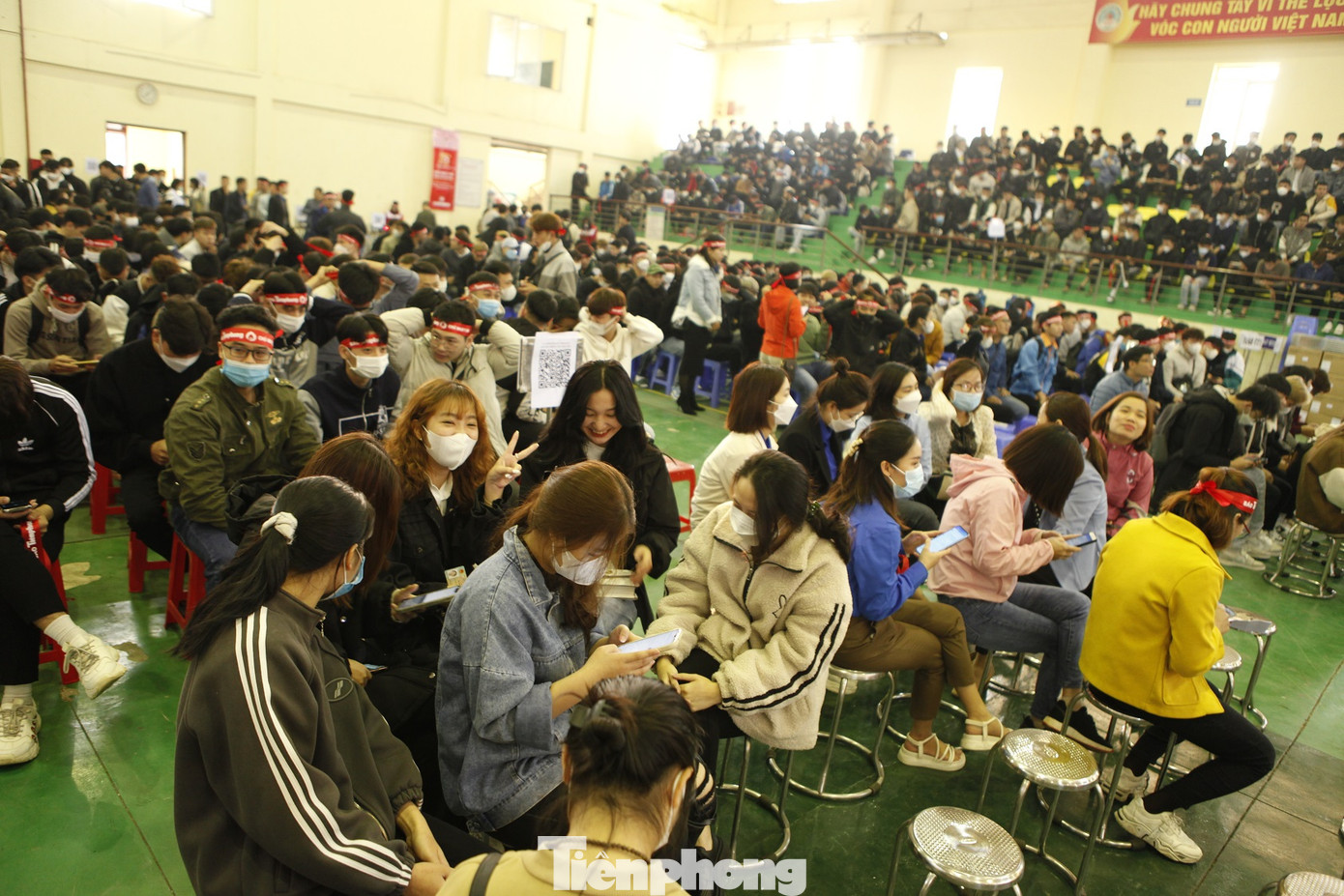 Từ sáng sớm, hàng nghìn đoàn viên, thanh niên, sinh viên và người dân tỉnh Bắc Ninh đến Trường Cao đẳng Cơ điện và Xây dựng tỉnh Bắc Ninh tham gia Chủ nhật Đỏ.