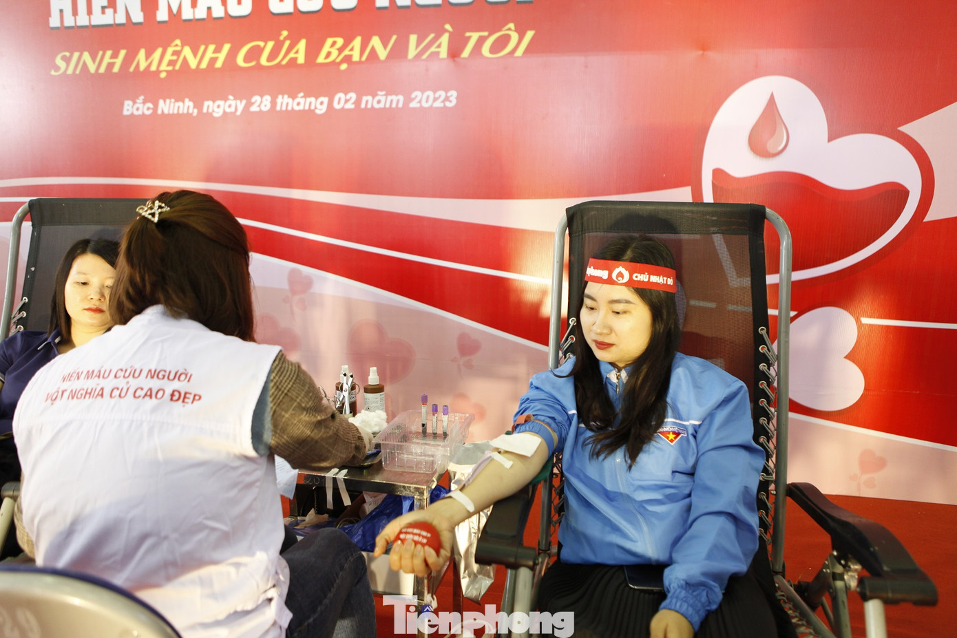 Tại chương trình, nhiều cán bộ Tỉnh Đoàn Bắc Ninh tham gia hiến máu.