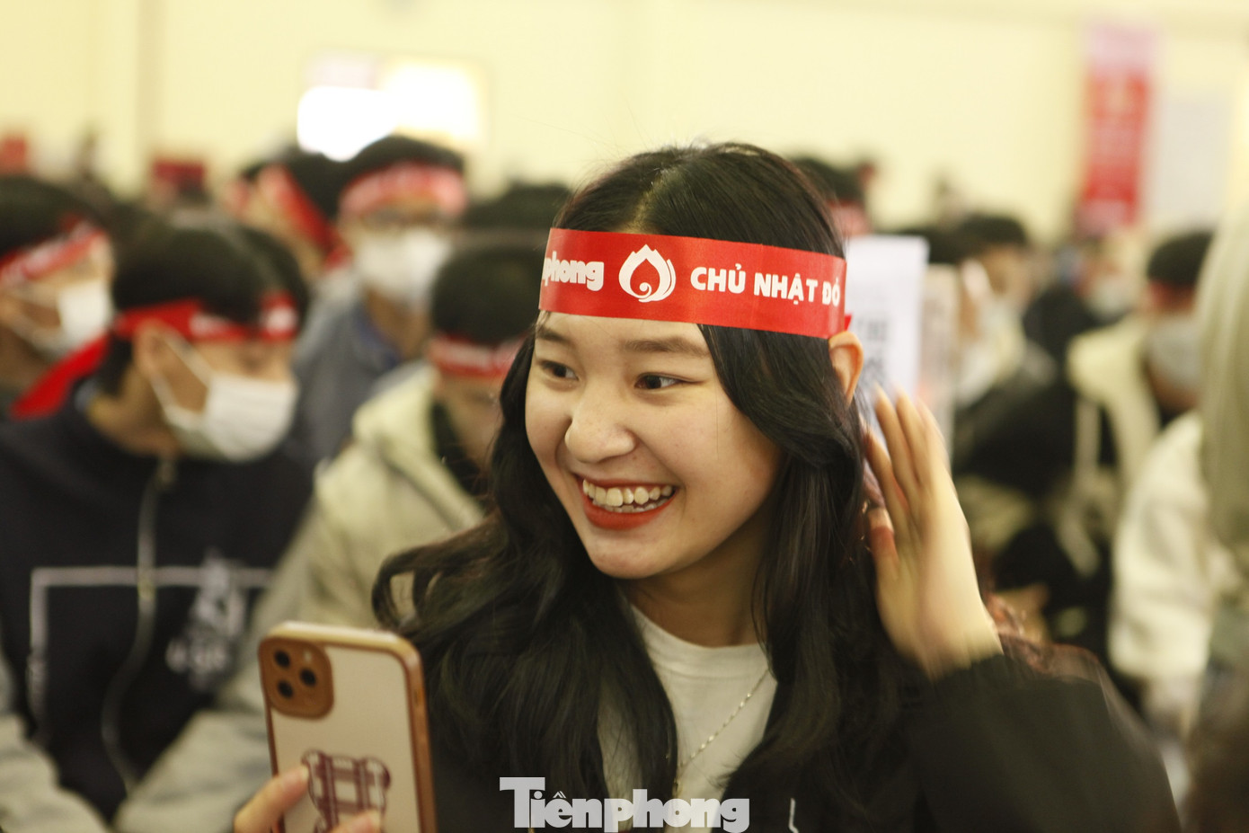 Các bạn sinh viên hào hứng đi hiến máu. Nhiều bạn lần đầu đi hiến cảm thấy hạnh phúc khi được trao giọt máu của mình cứu sống người khác.