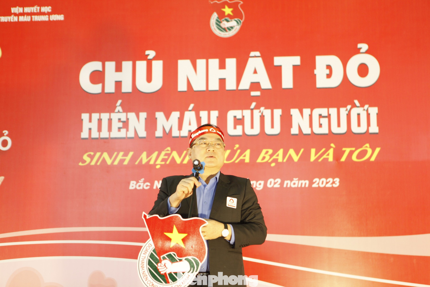 Phát biểu tại chương trình, nhà báo Lê Xuân Sơn - Tổng Biên tập báo Tiền Phong, cho biết, trong nhiều năm qua, điểm nổi bật của Chủ nhật Đỏ ở tỉnh Bắc Ninh là tổ chức tại một nơi cố định, là Trường Cao đẳng Cơ điện và Xây dựng tỉnh Bắc Ninh. Nhà báo Lê Xuân Sơn mong muốn, các bạn sinh viên tham gia hiến máu, sau khi ra trường, các bạn tiếp tục lan tỏa tinh thần tình nguyện trao giọt máu của mình cứu người đến nơi làm việc và sinh sống.