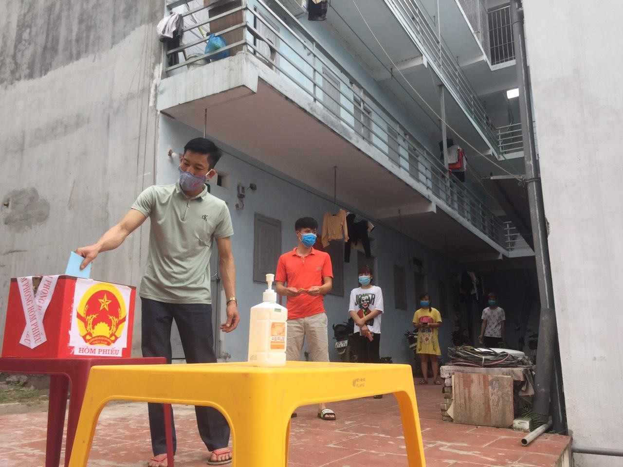 Công nhân khu vực phong tỏa xã Nội Hoàng, huyện Yên Dũng bỏ phiếu bầu cử hòm phiếu phụ được mang đến tạn xóm trọ Công nhân khu vực phong tỏa xã Nội Hoàng, huyện Yên Dũng bỏ phiếu bầu cử hòm phiếu phụ được mang đến tạn xóm trọ