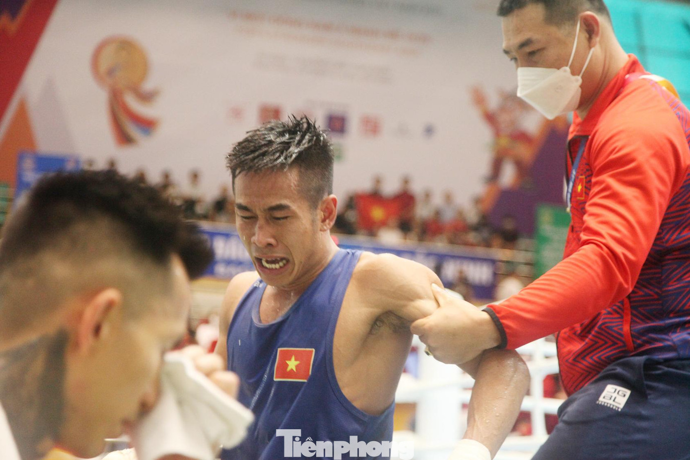 Thảo bật khóc khi chỉ đạt huy chương bạc