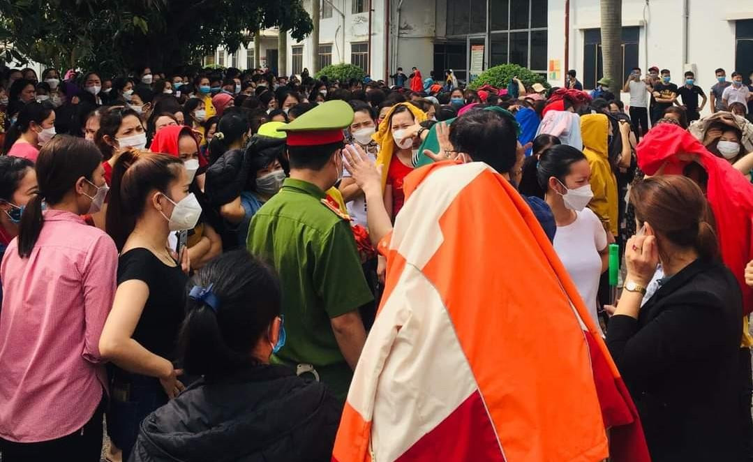 Công nhân Cty Việt Hàn đã đi làm trở lại Công nhân Cty Việt Hàn đã đi làm trở lại