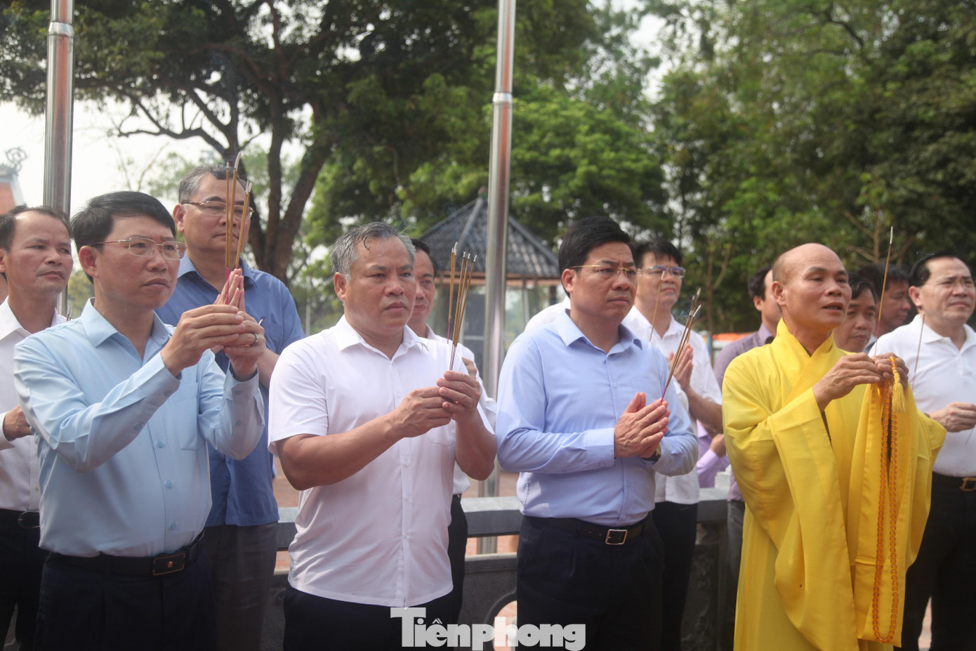 Lãnh đạo Bộ Công an và tỉnh Bắc Giang thắp hương tại Lễ khánh thành tu bổ chùa Tứ Giáp