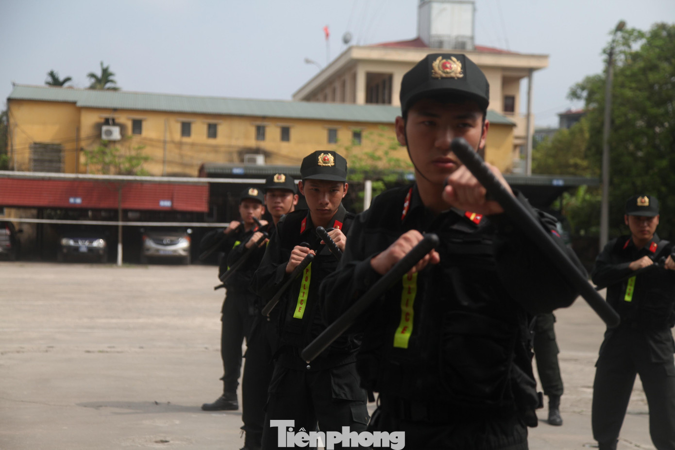 Trời trưa nắng nóng, nhưng các chiến sỹ cảnh sát cơ động Bắc Giang chăm chỉ luyện tập.