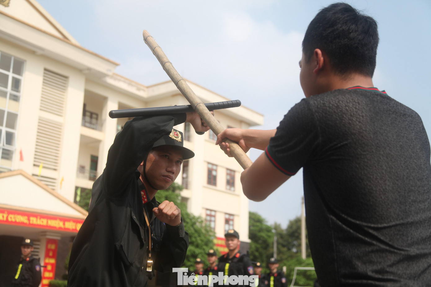 Chiến sỹ cảnh sát cơ động Bắc Giang giả định một tình huống đối đầu với tội phạm.