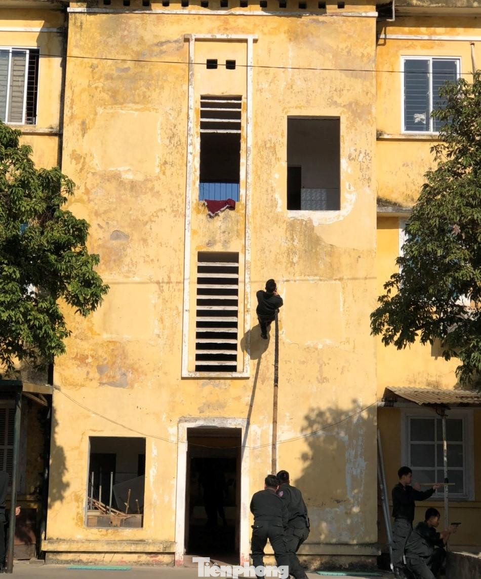 Tập luyện trèo lên tòa nhà cao tầng