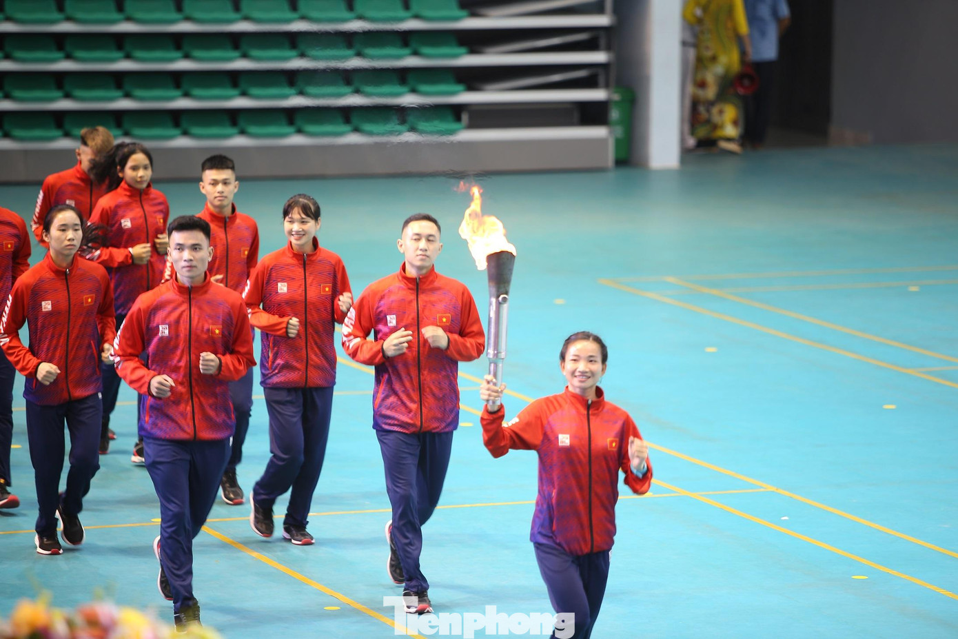 Đặc biệt, VĐV Nguyễn Thị Oanh giành 3 HCV, trong đó có 1 môn phá kỷ lục SEA Games và được bình chọn là 1 trong 4 VĐV tiêu biểu nhất của SEA Games 31. Trong ảnh: Vận động viên Nguyễn Thị Oanh rước đuốc tại Đại hội TDTT tỉnh Bắc Giang lần thứ IX