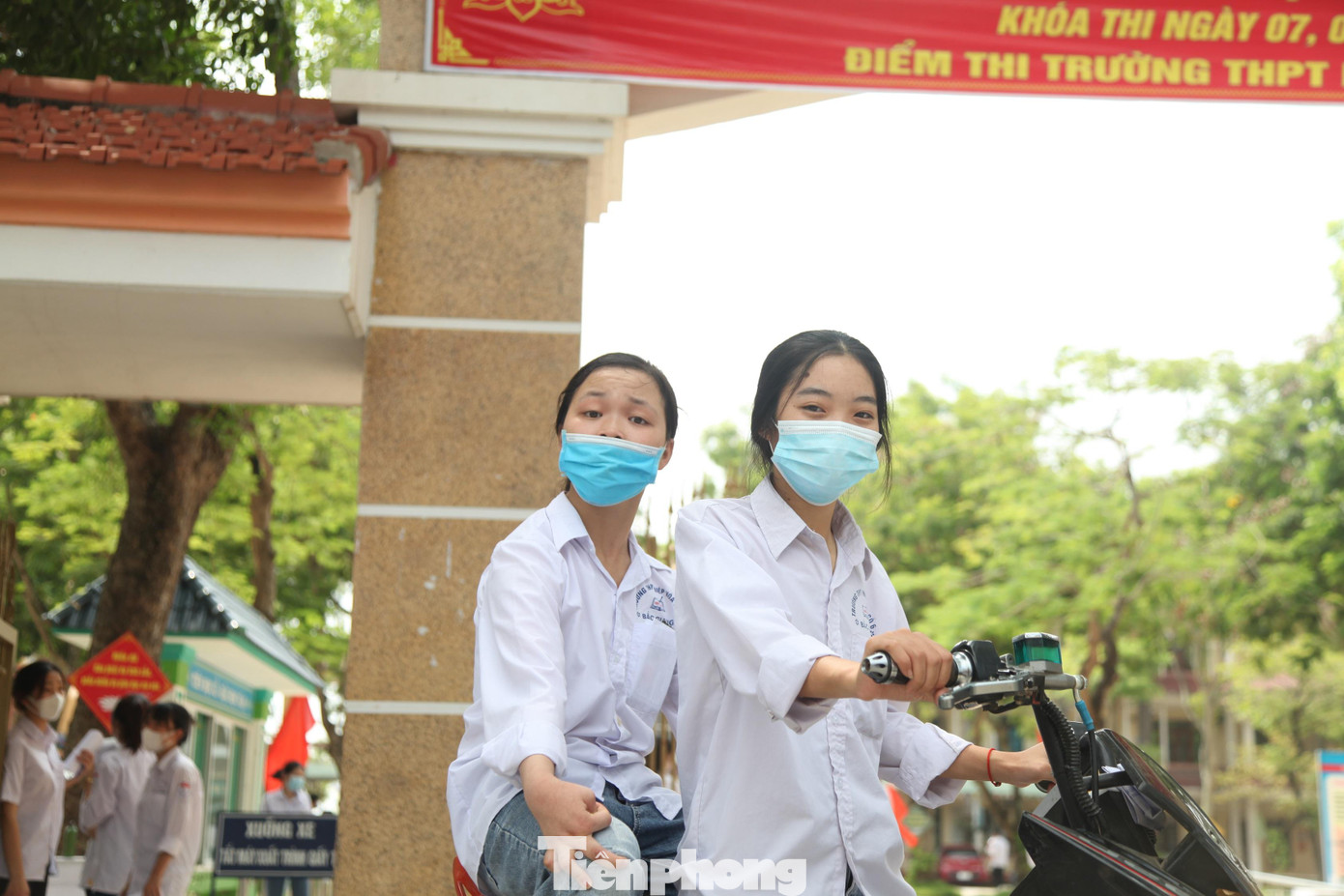 Luyến (phía trước) đưa Dung đi học suốt 3 năm THPT