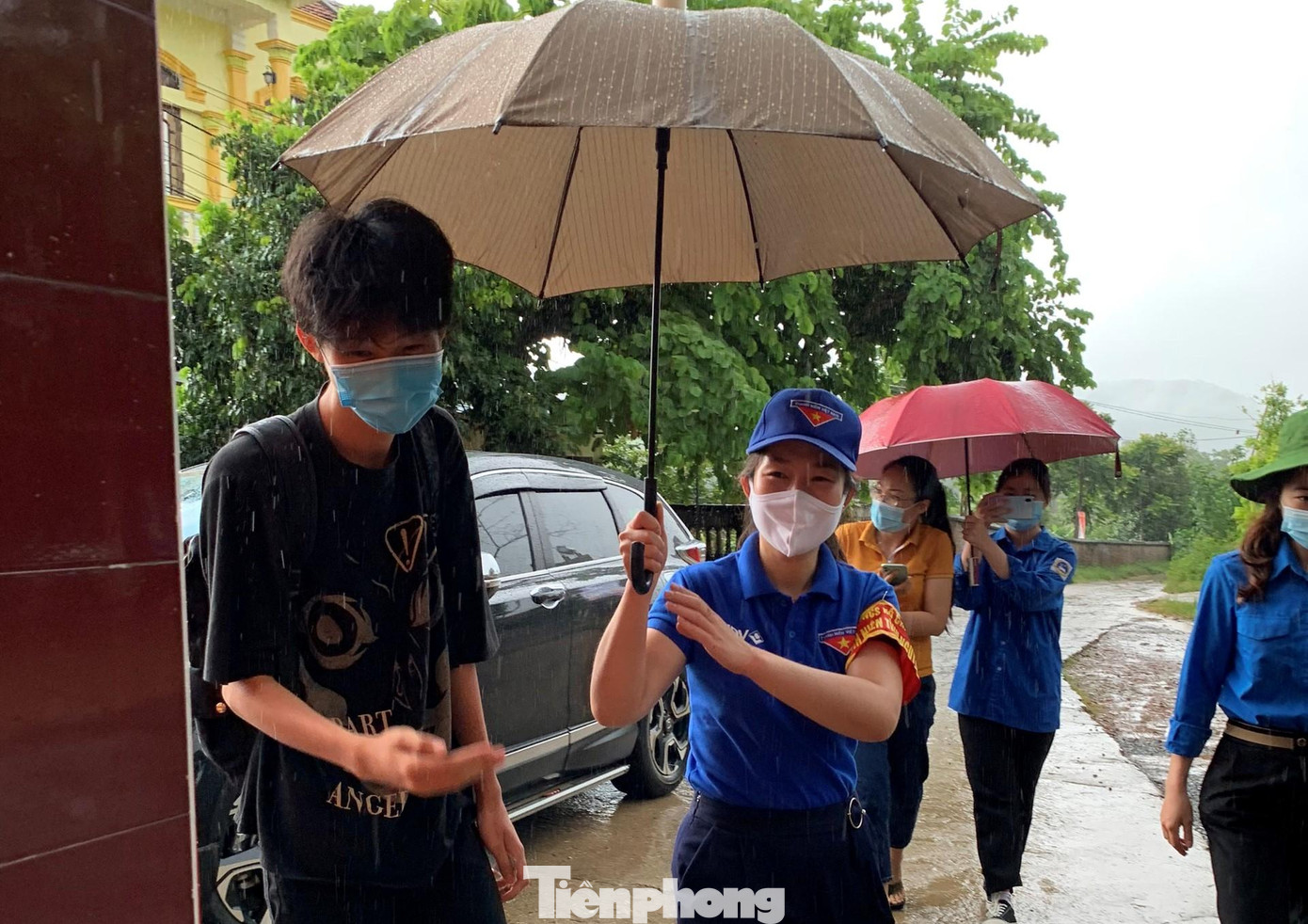 Tình nguyện viên ở điểm thị tại trường THPT Sơn Động số 1 kịp thời đưa thí sinh Phạm Hải Đăng vào phòng thi Tình nguyện viên ở điểm thị tại trường THPT Sơn Động số 1 kịp thời đưa thí sinh Phạm Hải Đăng vào phòng thi