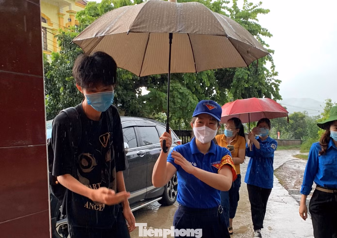 Tình nguyện viên ở điểm thị tại trường THPT Sơn Động số 1 kịp thời đưa thí sinh Phạm Hải Đăng vào phòng thi