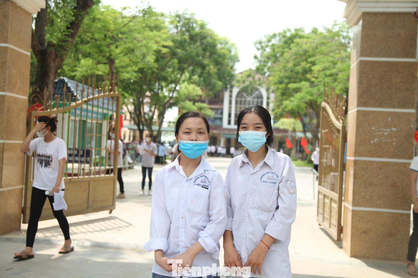 Tình bạn giữ Dung và Luyến khiến thầy cô và học sinh trong trường cảm phục