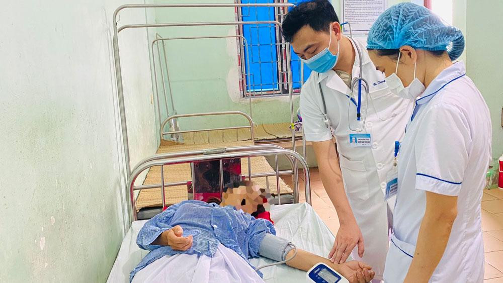 Bác sĩ Trung tâm Y tế huyện Lục Nam kiểm tra sức khỏe của bệnh nhân sau phẫu thuật Bác sĩ Trung tâm Y tế huyện Lục Nam kiểm tra sức khỏe của bệnh nhân sau phẫu thuật